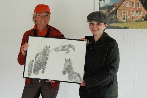 Ingrid Klimke mit Zeichnung von Primus